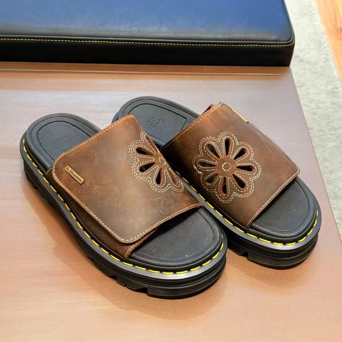 men women Suede Mule sandal Home Top quality Velcro slipper Zebzag DrsMartens Designer Mules Martin casual shoe 10a Laketen Bronx tazz luxury Platfo