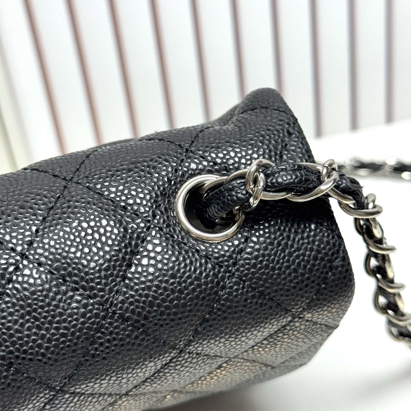 The designer's classic, elegant and luxurious handbag - a versatile and fashionable women's casual accessory
