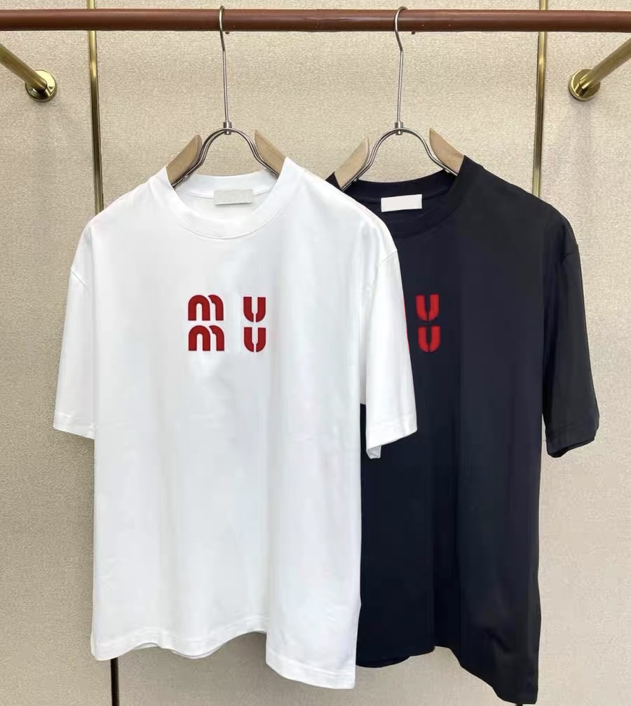 The summer short-sleeved T-shirt brand designer has launched men's luxurious round-neck stylish casual T-shirts and women's trendy round-n