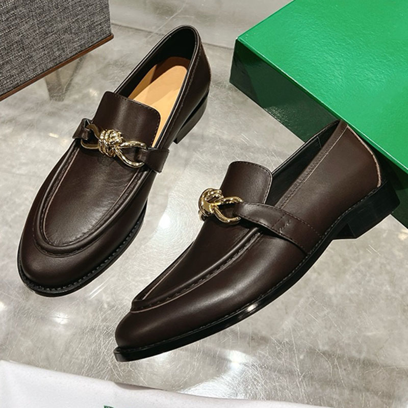 Femmes Hommes Noeud en métal Astaire Mocassins Homme en cuir de veau souple Mocassins en cuir Designer italien Semelle extérieure en cuir Noeud M