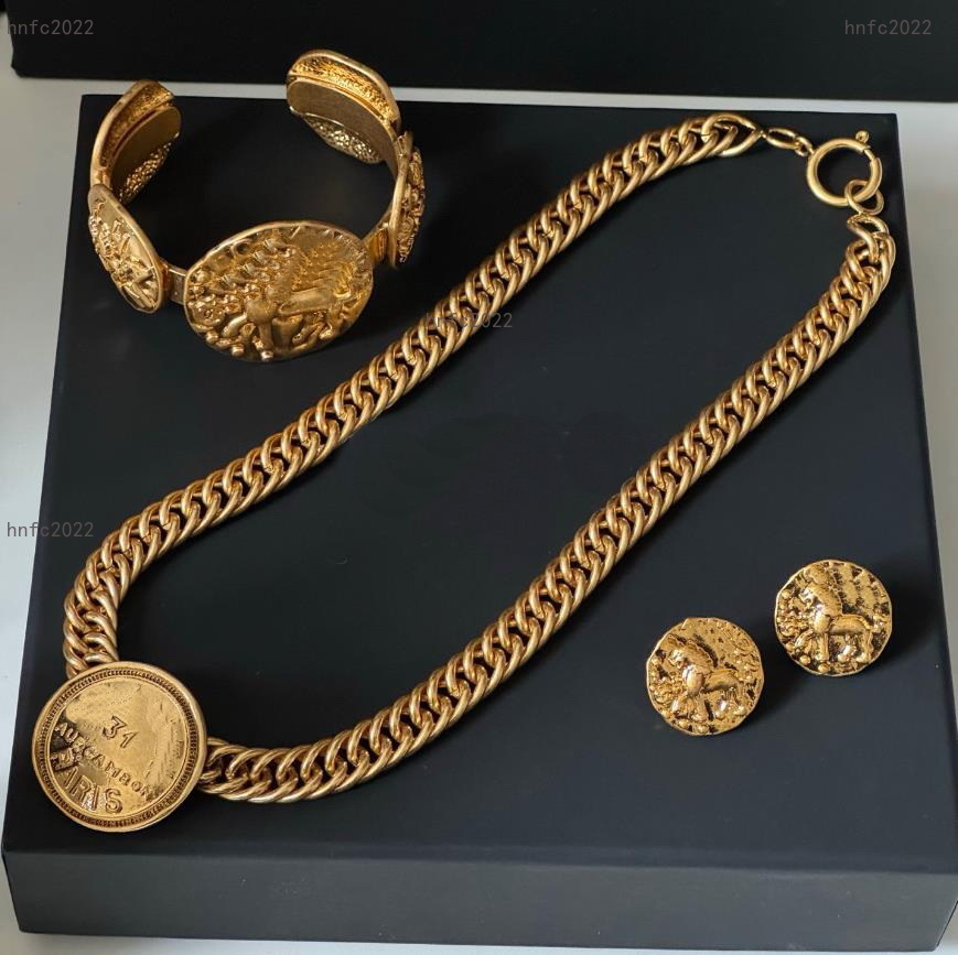 Retro Hat pin Brooches Pin Thick Chain Letter Pendant Long Necklace Gold Coin Lion Ear Studs Bracelet Brooch Sweater Chain Retro Classics Designer J