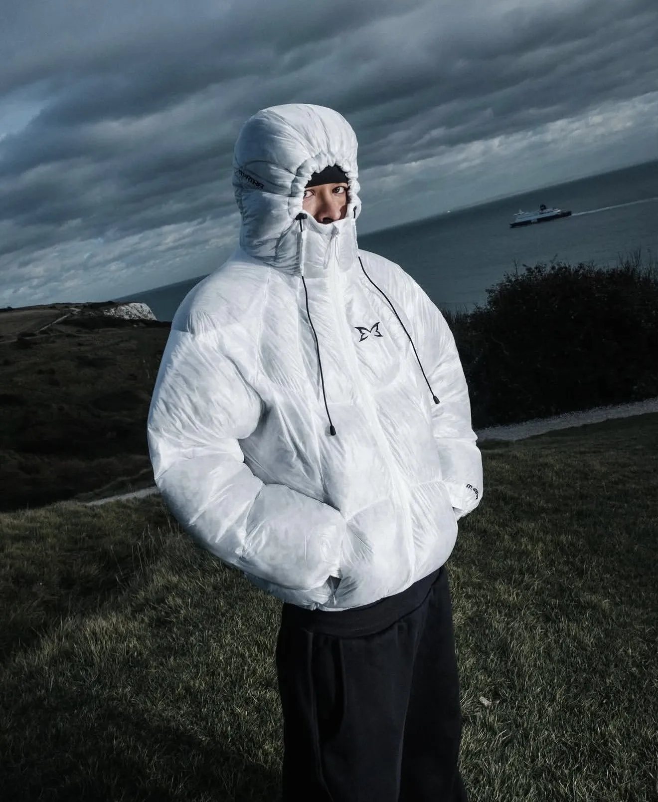 Mertra puffer donsjack voor heren, effen kleur geborduurde parka met capuchon, warme winterpaar bovenkleding jas ondersteuning groothandel