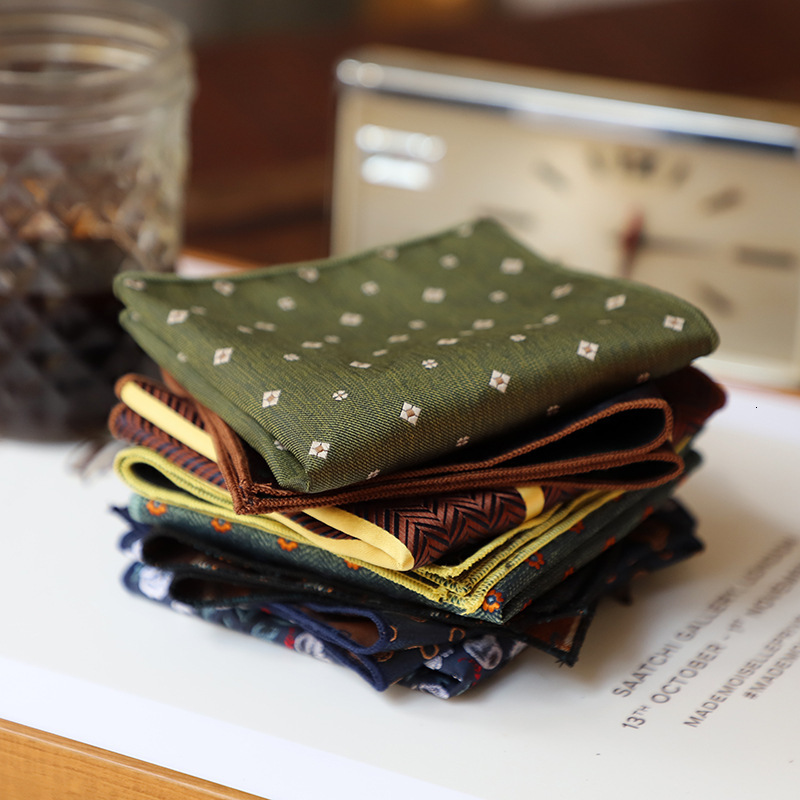Can be paired separately with factory-direct men's suits, versatile item: Yapi French-style vintage pattern pocket square