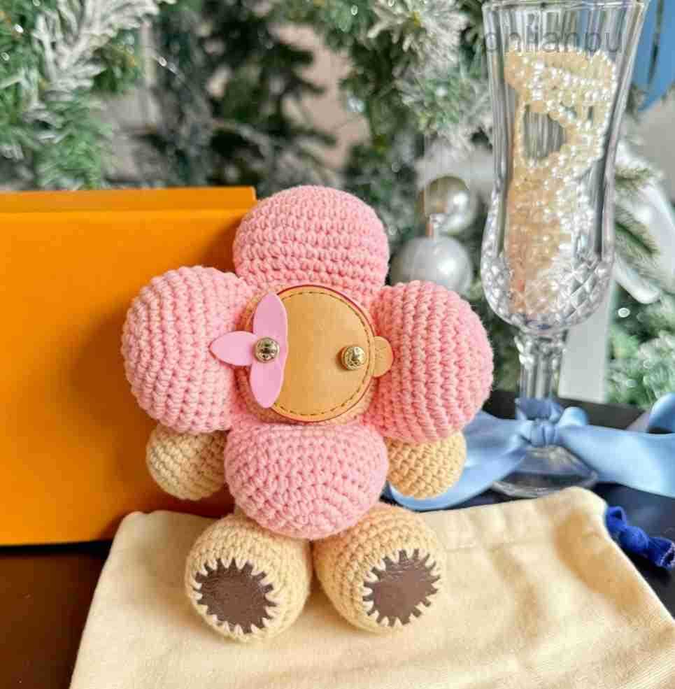 Designer Fluffy Keychain Sunflower Luxury Keyring Fashion Womens Bag Charm For Men Classic Key Chains Stainless Steel Brand Keychains Pink Plush Dol