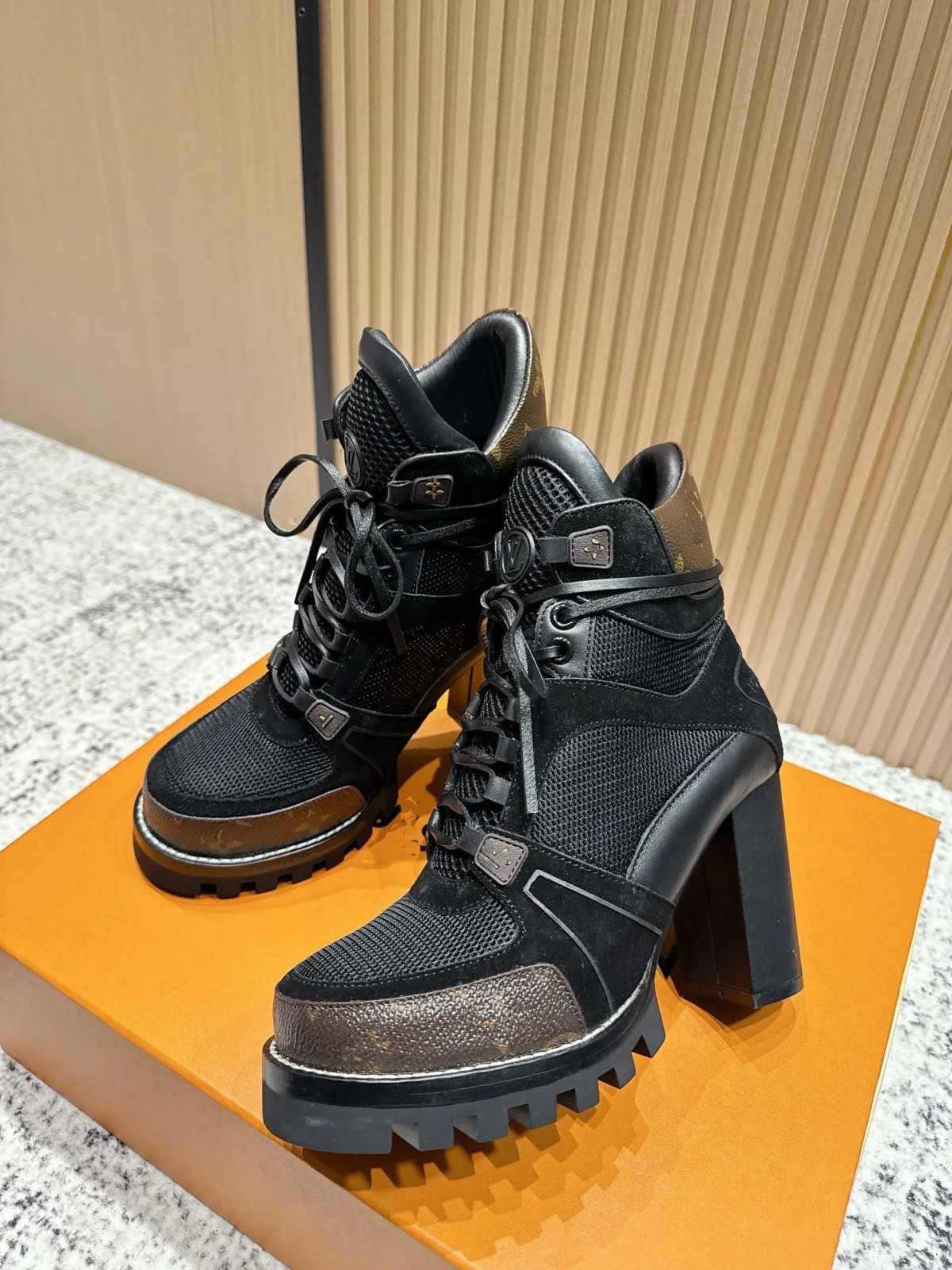 Designer Boots Classic Women Platform Boots High Heels Ankle Boots Autumn Winter Fashion Leather Lace-up Martin Booties Ladies Desert Casual Boot