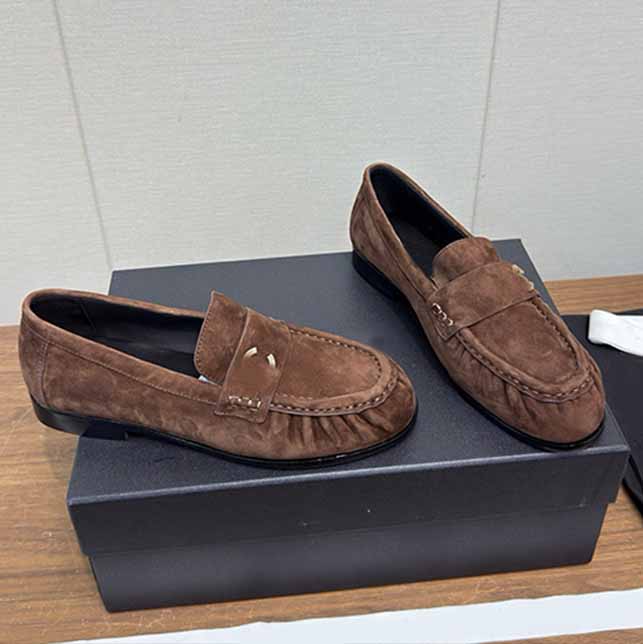 Wrinkled suede Sheepskin loafers Classic metal decoration Lowheel design Soft leather insole Comfortable walk Ladies flat leather shoesLadies flat l