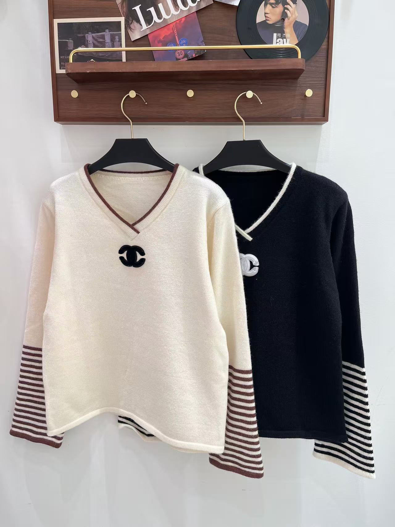 fashion designer New style for early fall 2026 - same loose, casual, feminine round-neck long-sleeve knitted sweater design