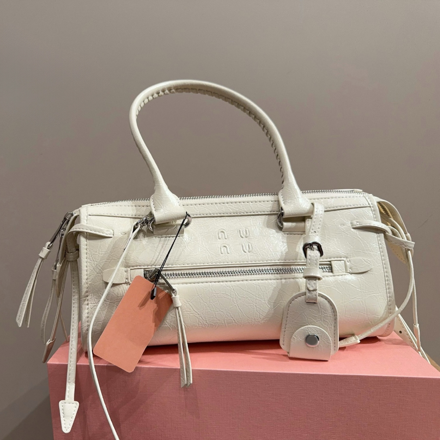 Sacs fourre-tout de créateurs Femmes Lettre Modèle Sacs en cuir de mode Mans Sac à bandoulière de luxe Style Cowboy Sac classique String Hasp Sac
