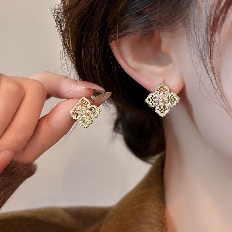 18K real gold plated zircon hollow flower pearl ear clip vintage elegant temperament light luxury niche earrings-image-1095927989
