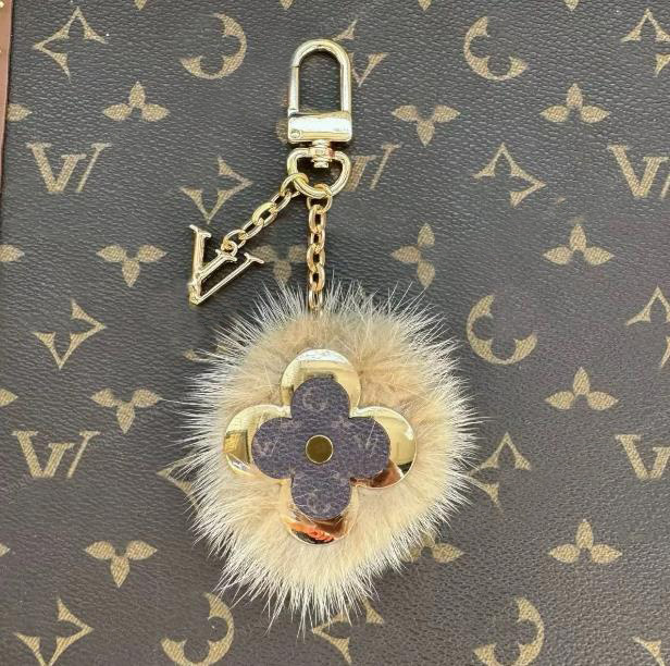 Luxury Brand keychains Designer Fur fluff Letter Keyrings Fashion Bags Pendant Lovers Car Key Chains For Charm Men Women Christmas Gifts