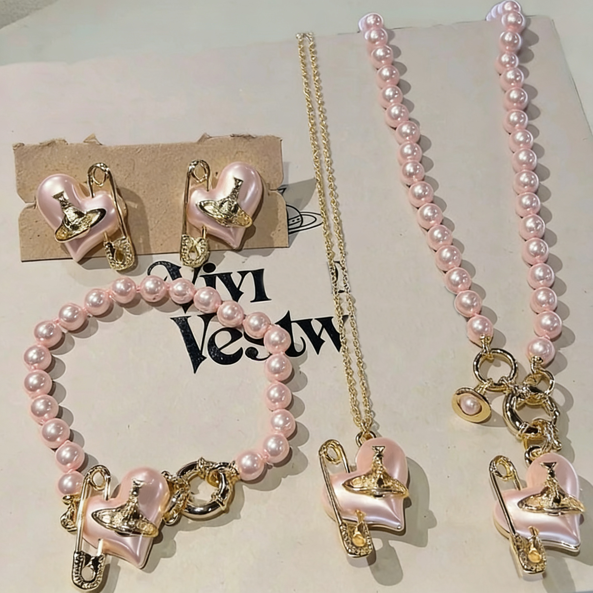 Designer jewelry set Saturn Pink Heart Pin Necklace Bracelet Earrings Sweet cool style Saturn collar chain Rare High-end Pearl Bracelet Birthday Val
