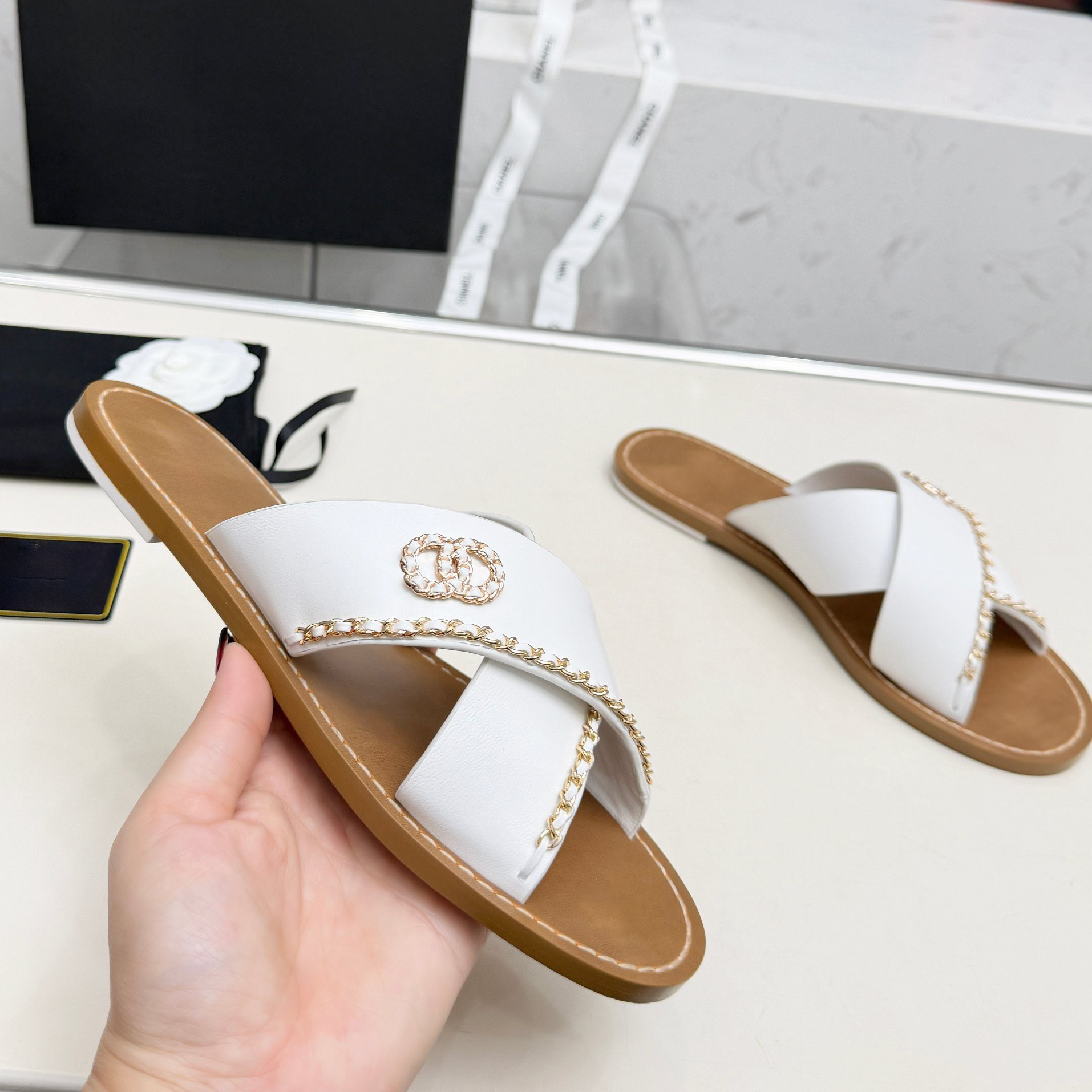 Sandales de créateurs Sandales Summer Daily Wear Femmes Miss Sandales Appartements Cuir de veau Boucle plaquée palladium Flip Flop Top Marque Lad