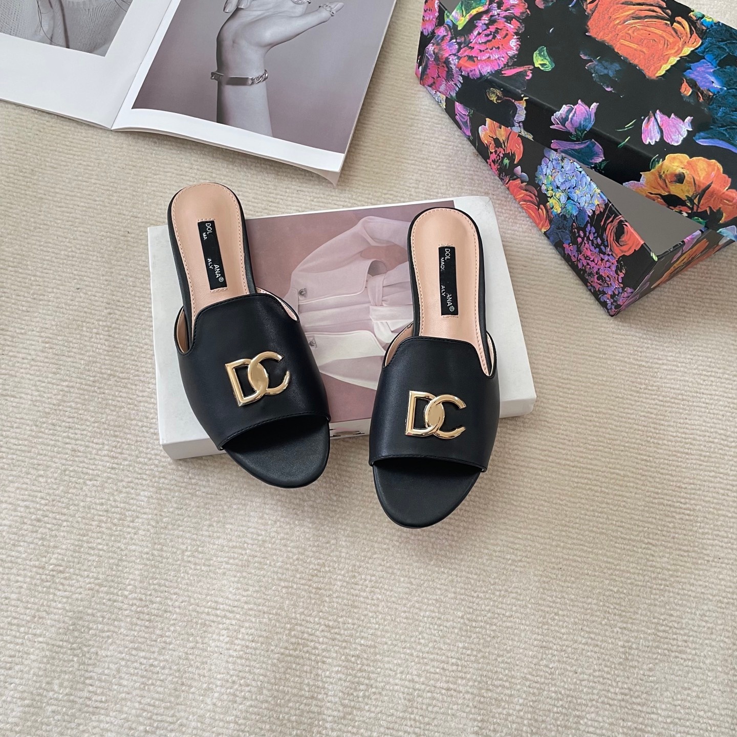 2026 New Summer Women's Flat Sandals with DC Metal Buckle Luxury Leather Slide Sandals Beach Slippers Multiple Colors Available High Quality Ca