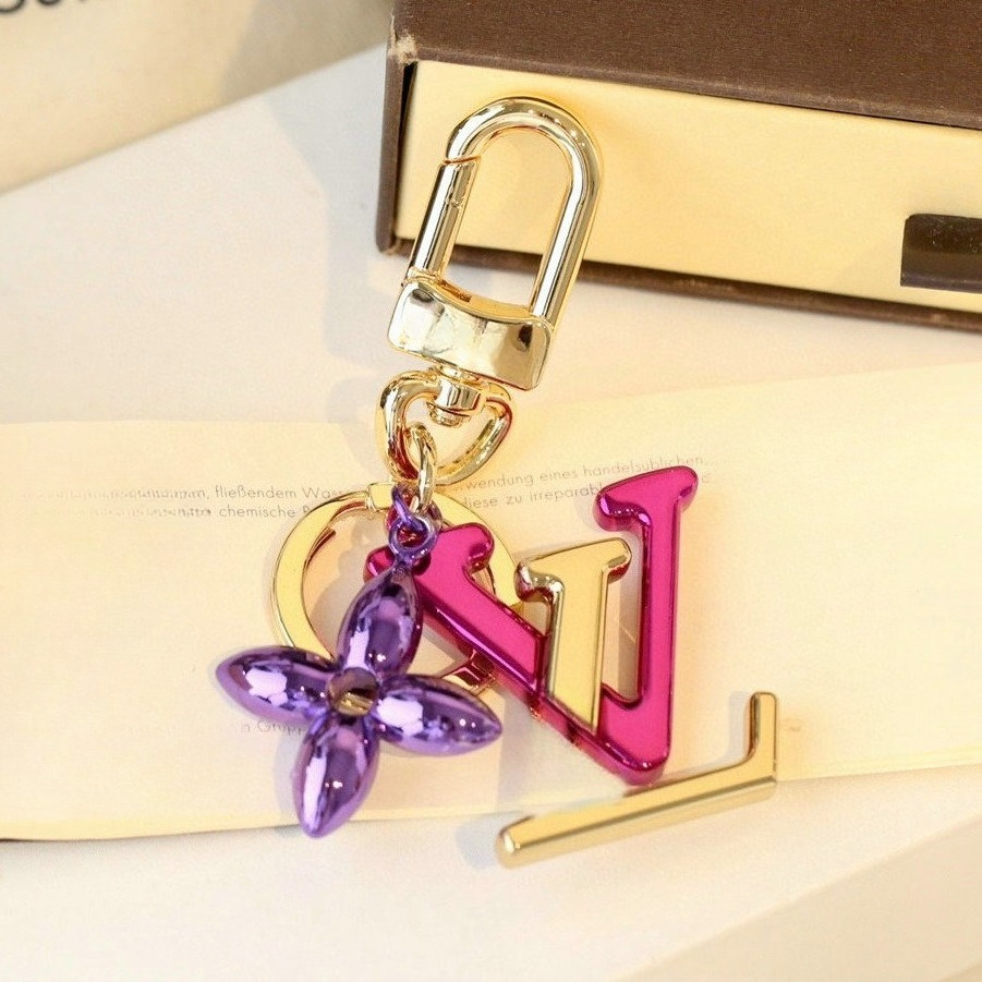 Luxury designer Keychain chain ladies car gold keychain women classic love flower strawberry key ring fashion accessories