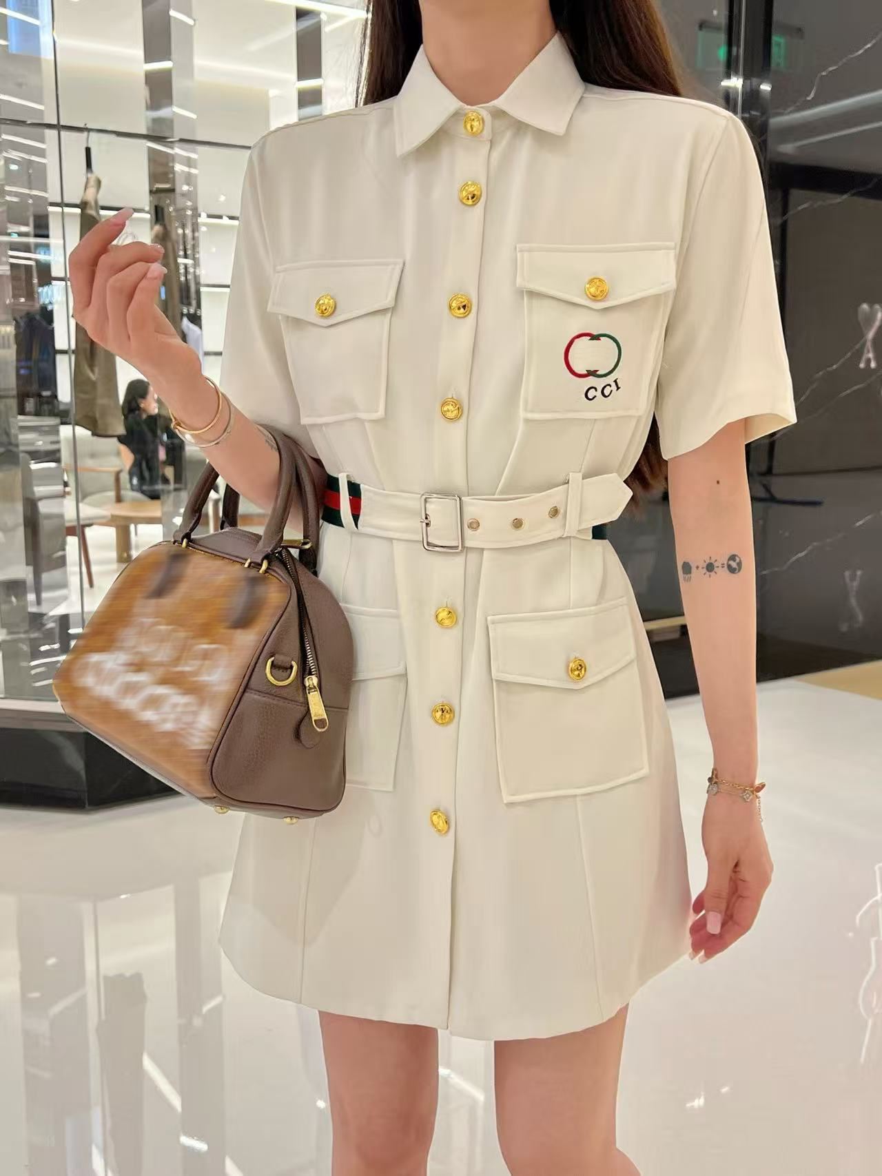 The latest spring and summer dress is stylish and stylish in khaki color, paired with a customized waist belt and straight tube design