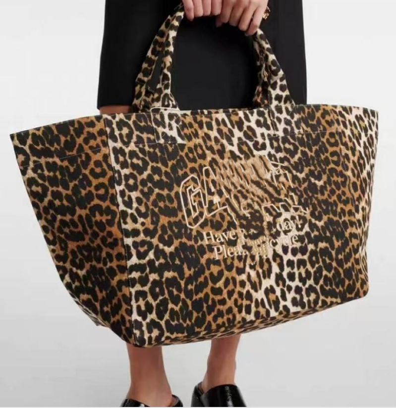 2026 Leopard print bag Embroidery Designer Bag shoulder Shopping Large Capacity Tote Summer Beach bags Casual Canvas Tassel Letter Underarm Cloth Sh