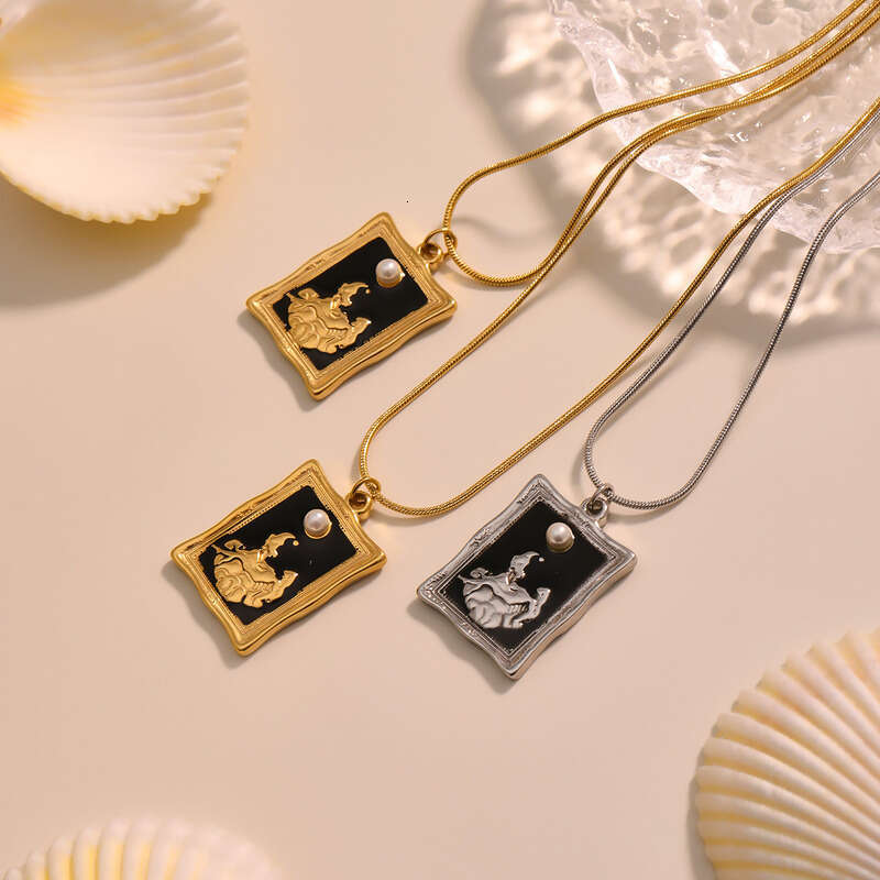 Women's Vintage Necklace: Stainless Steel Pendant Necklace, Double-layered Collarbone Chain 18k Gold Plated Fashionable Unique Versatile Unisex