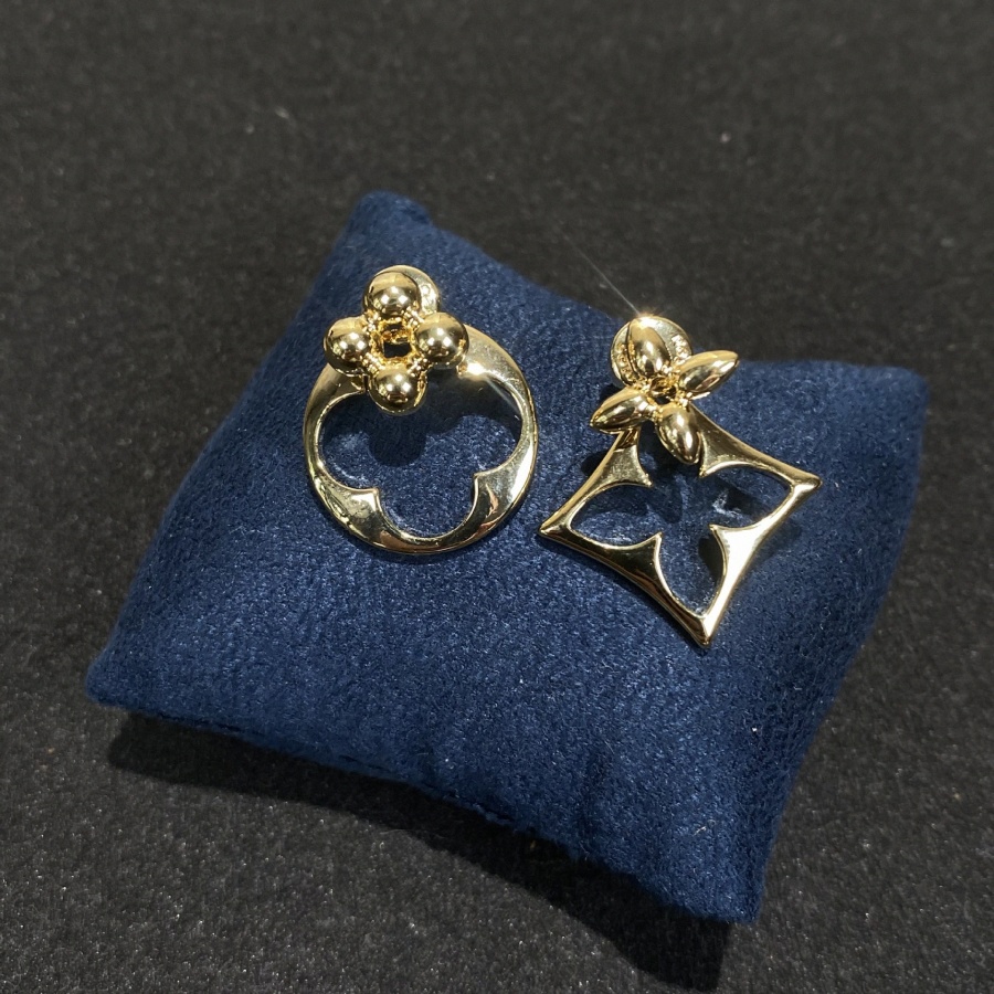 Boucles d'oreilles asymétriques Clover Designer Boucles d'oreilles florales Four Leaf Stud de luxe minimaliste français plaqué or K-or femmes bou