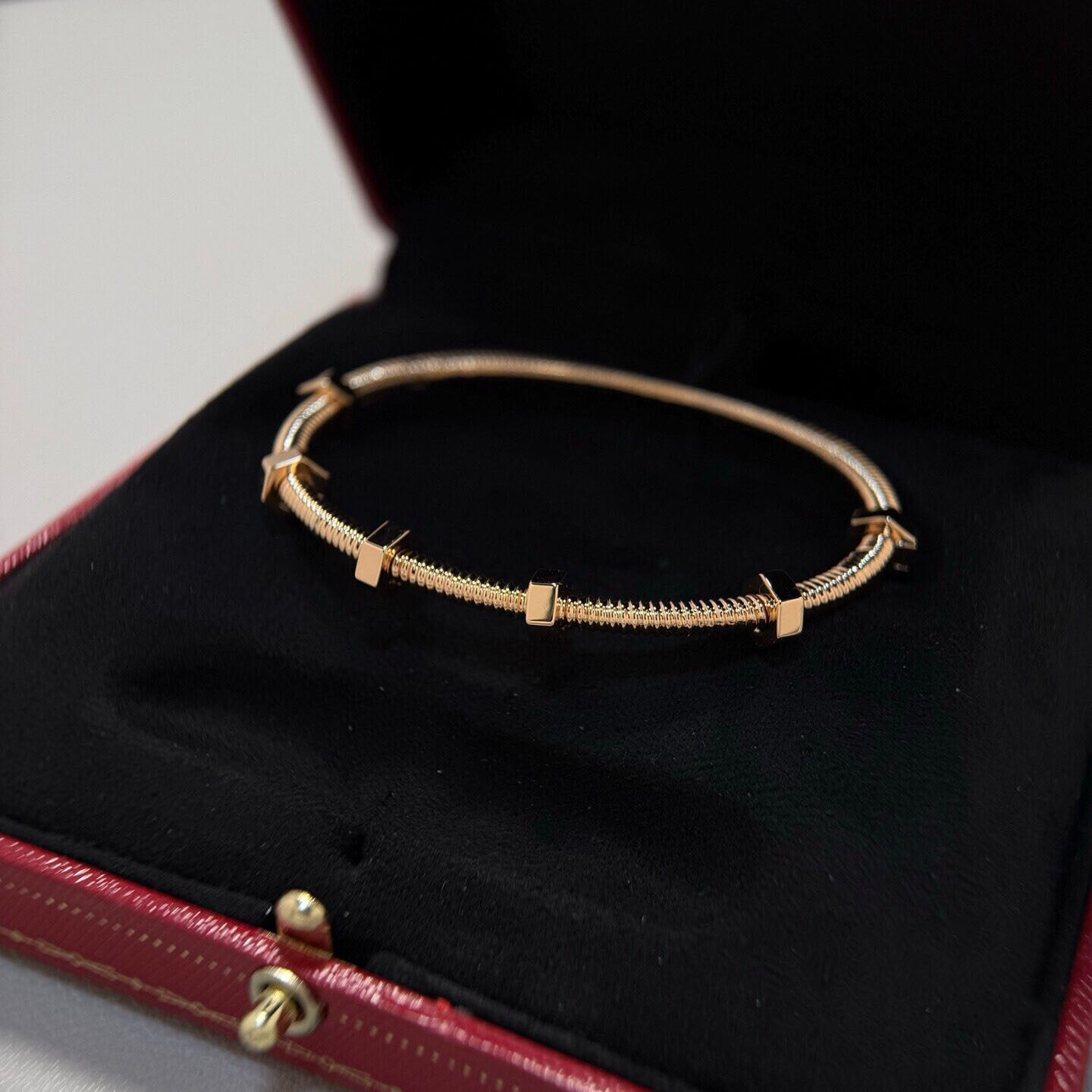 Designer luxury relax nice casual for Screw texture Nut style bracelet women Diamond free version classic exquisite and elegant Unisex jewelry To-image-1104337921