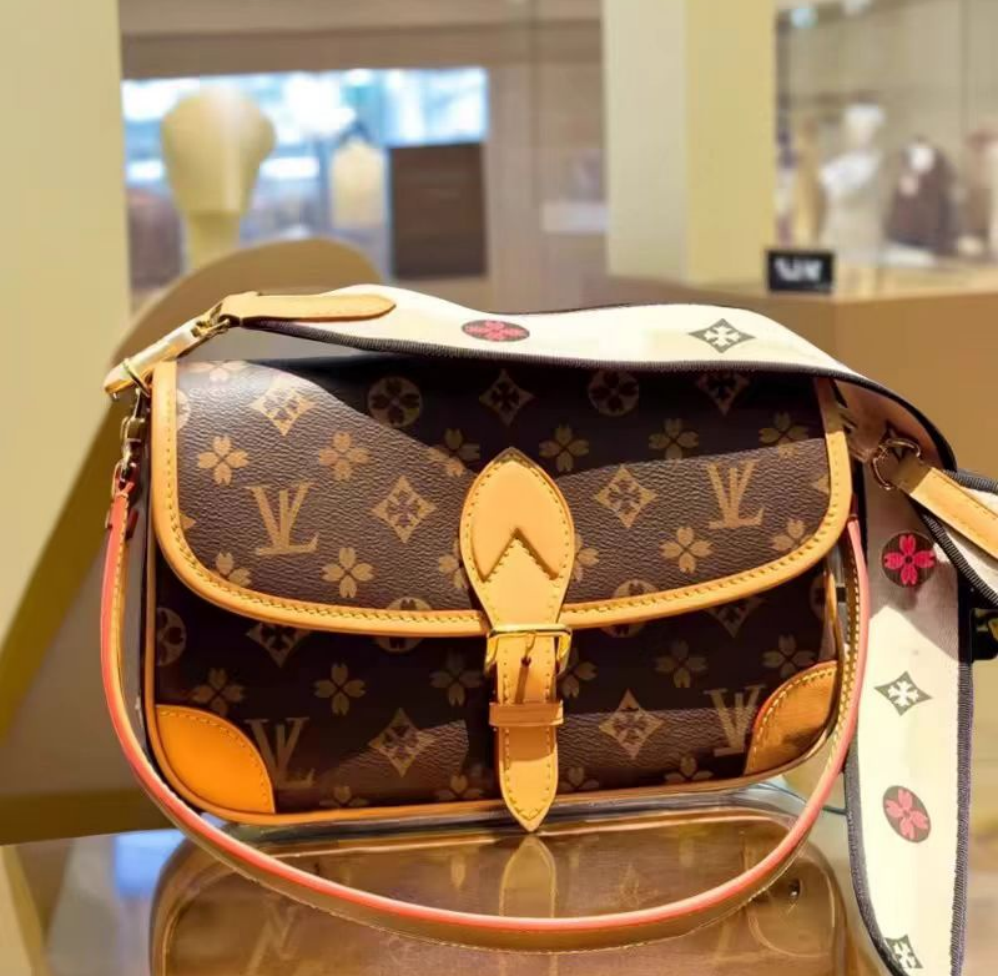 Femmes Luxurys Designer Sac Bandoulière Diane Baguette Classique Vintage Toile Jacquard Sangle Fleur Flap Lettres En Relief Embrayage Sacs À Band