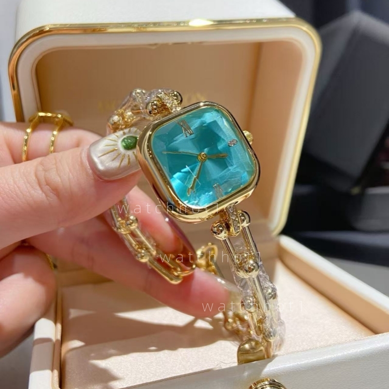 Luxurious and fashionable women's watches, bracelets and watches combined perfectly to make the outfit more elegant and refined. Free shipping.