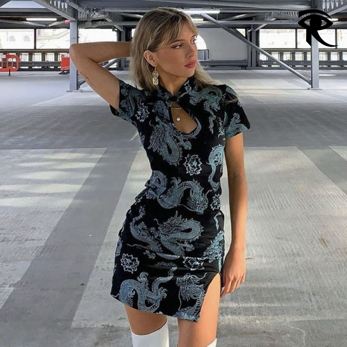 2026 Été Nouvelle Arrivée Sexy Cheongsam Robe À Manches Courtes Évider Conception Pankou Grenouille Fermeture Dragon Vintage Qipao Robe Fendue Or