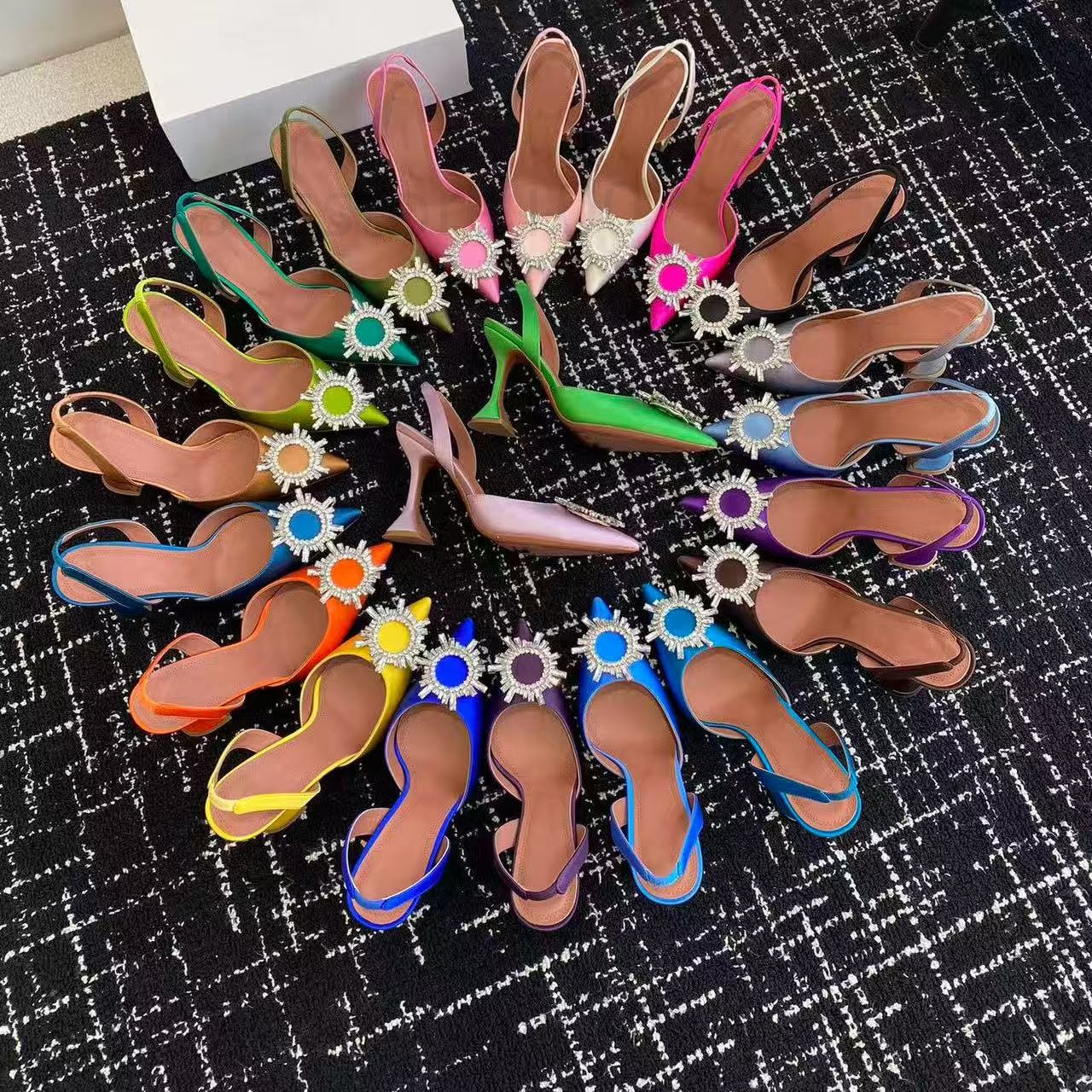 Talons de créateurs Boucle ornée de cristaux Tache Pompes chaussures bobine Talons sandales femmes Robe de luxe Soirée Slingback sandale Sac de c