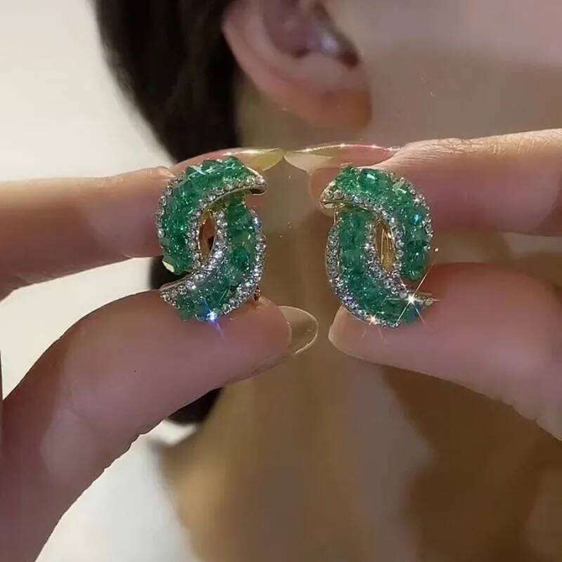Boucles d'oreilles en strass vert étincelant Double C pour femmes, cristal à la mode, géométrique irrégulière, bijoux de fête élégants, cadeau H2