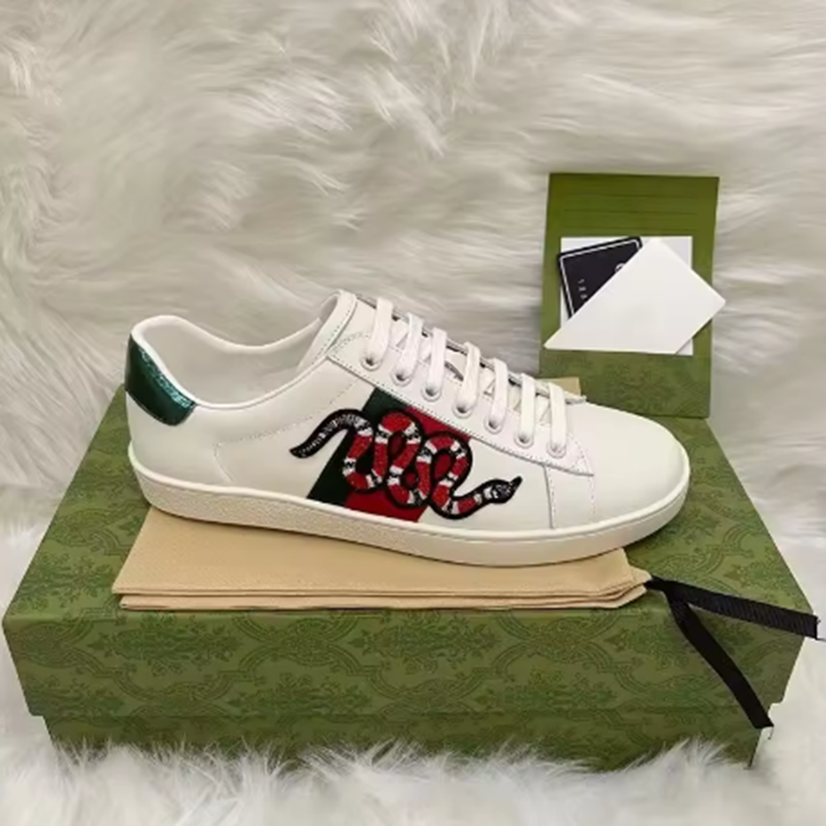 2026 high version of small white shoes men's and women's casual embroidery small bee sports couples all match board shoes35-45 yhgn0001