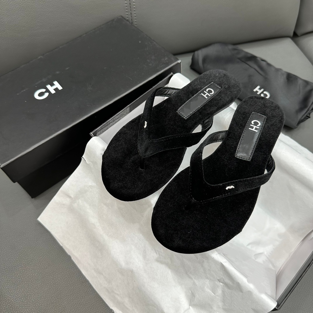 2026 Designer Paris Spring New Style Metal Clasp Herringbone Sandals High Quality Fashion Casual Comfortable Women's Beach Flat Sandals