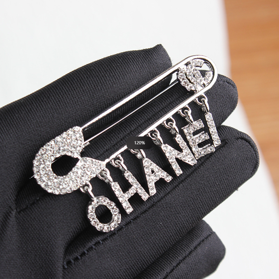 Designers Diamond Brooches Luxury Womens Brooch Exquisite Design 18k Gold Brooch Fashion Stainless Steel Solid Color Pins Love Gifts Jewelry