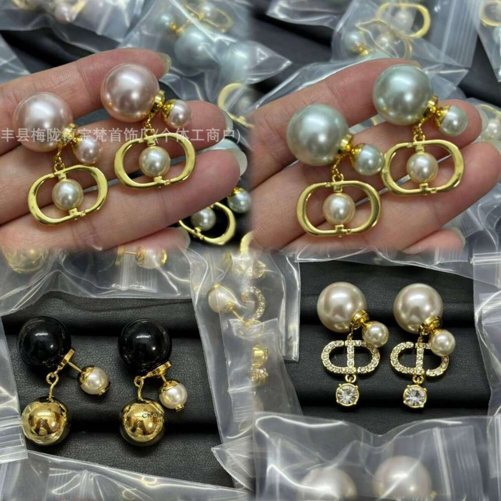 Door earrings This vintage pearl earring features Korean-style clasp design and is a niche accessory