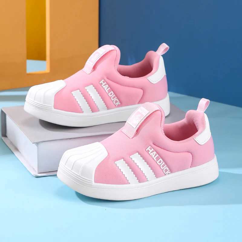 Une paire de chaussures de planche à coque en maille quatre saisons pour enfants, chaussures décontractées souples, confortables et résistantes à