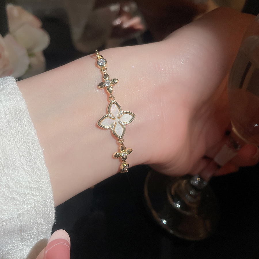 2026 New Exquisite Shiny White and Pink Shell Hollow Lucky Four-Leaf Clover Pull-Chain Bracelet for Women, Niche Light Luxury Jewelry-image-1097623960