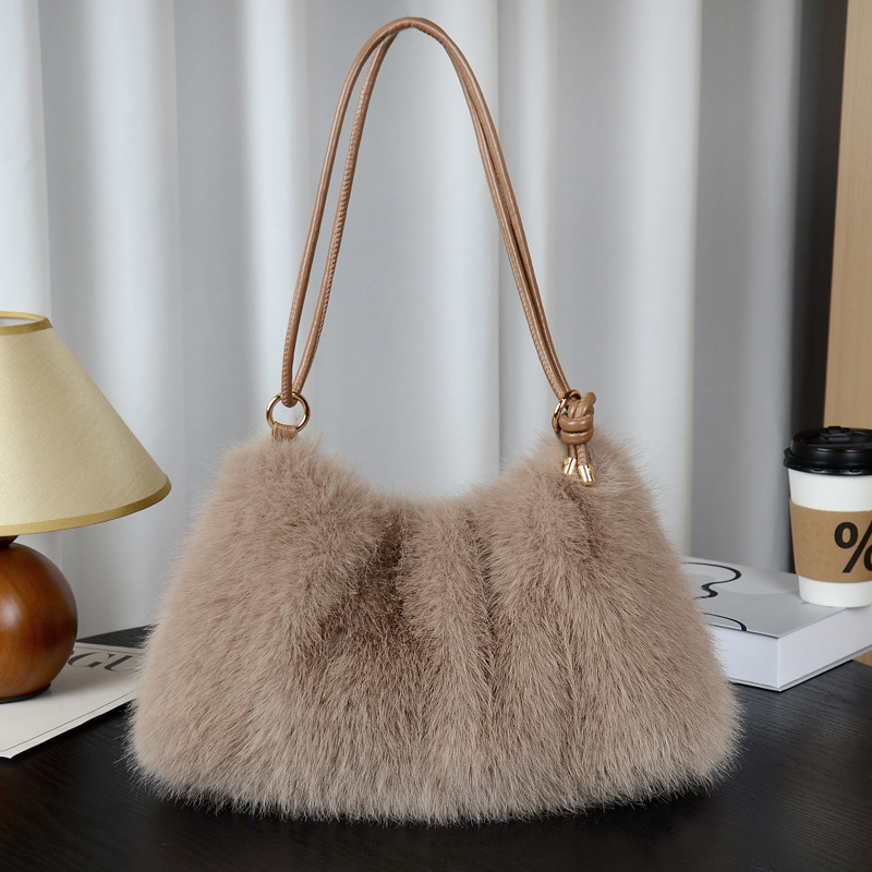 C43 Chic and Spacious Plus Size Female Totes: Cozy Fall/Shoulder Pouches