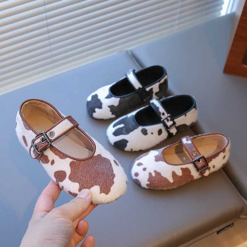 2026 Nouveauté Modèle de vache Chaussures en faux cuir pour enfants pour filles Début du printemps Flocage Vamp Princesse Mary Janes avec Hardwar