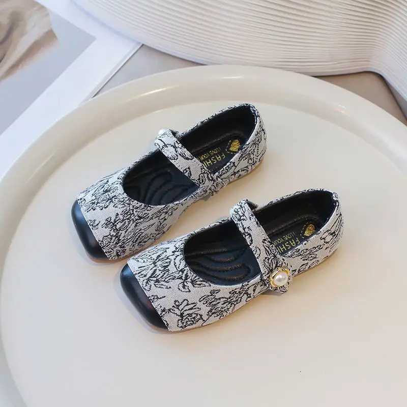 2026 Spring Autumn New Girls Leather Princess Shoes Chinese Style Printed Non Slip Stylish Kids FootwearT260314