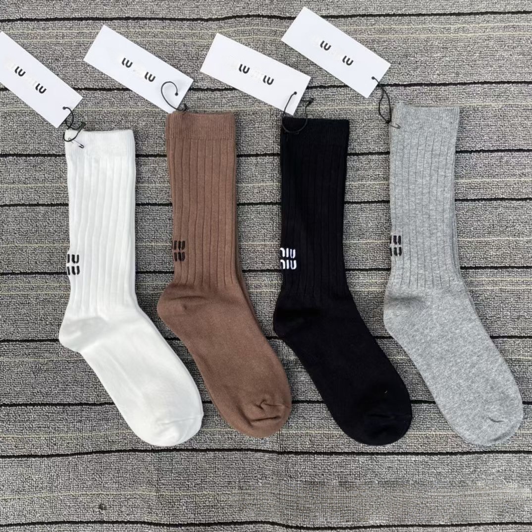 Chaussettes de créateurs Lettre de marque de luxe Logo de broderie Couleur unie Chaussettes en coton Femmes Hommes Mode Sports décontractés Respi