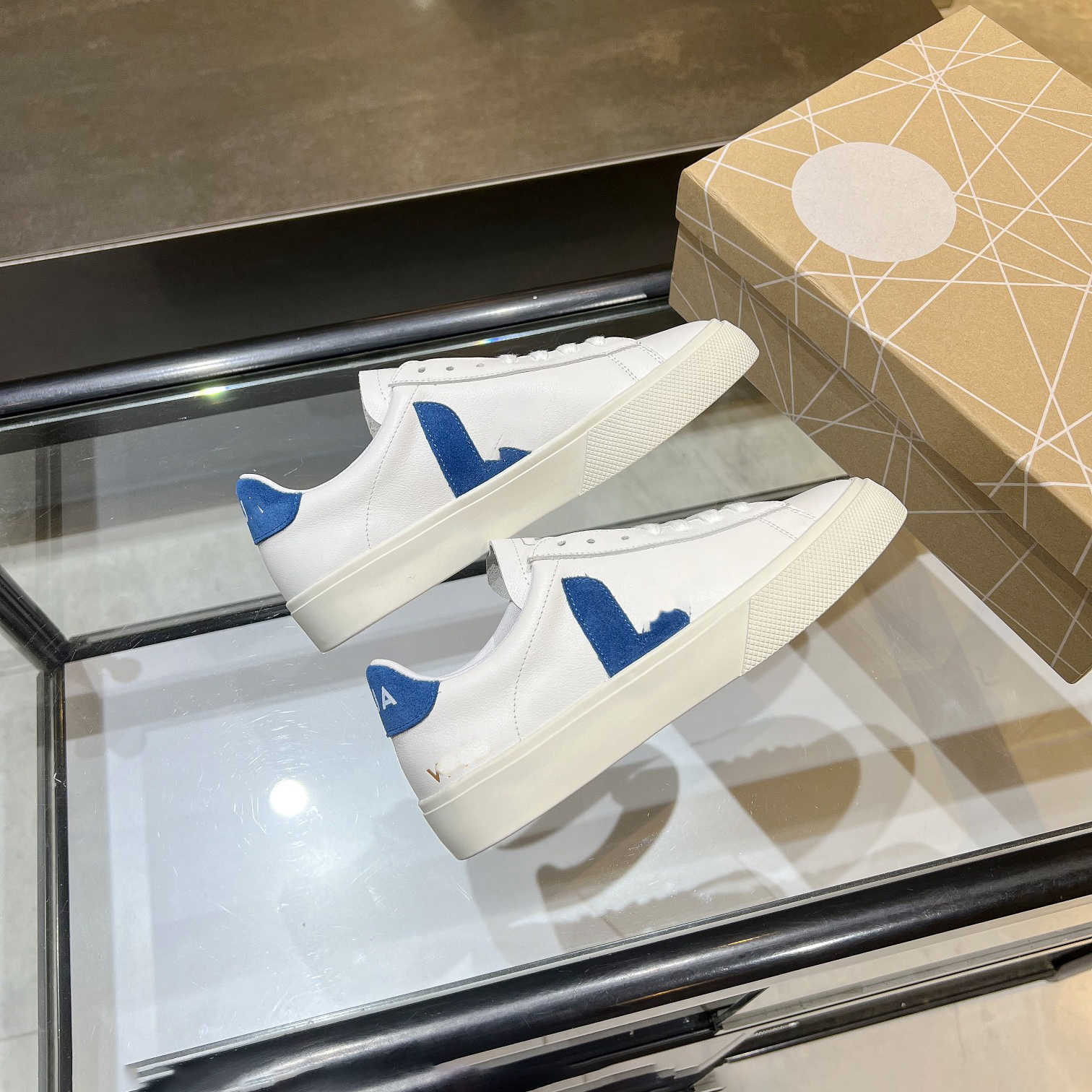 Chaussures blanches françaises Veja élevées avec un petit nombre de lacets, planche de sport classique décontractée et confortable pour les amate