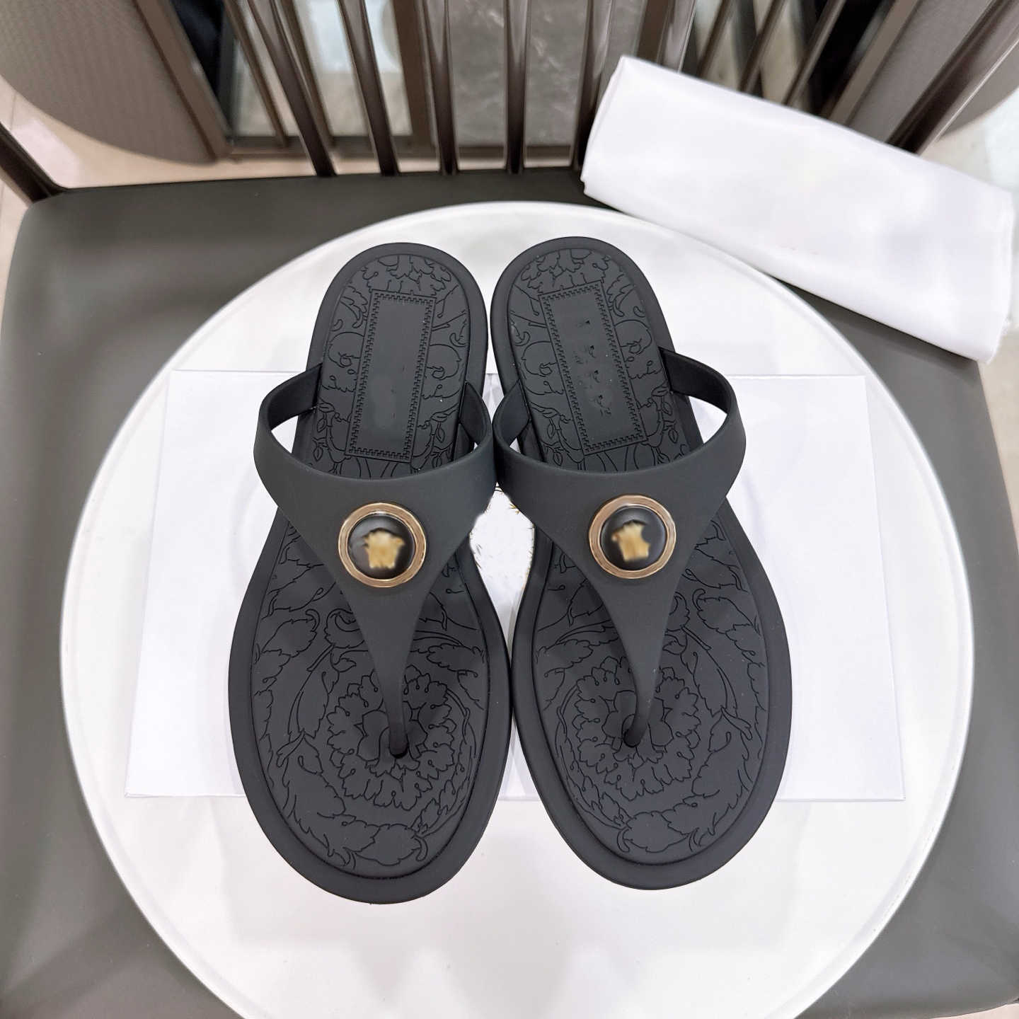 Summer Wear Women Gianni Ribbon Sandals Shoes Bow T-bar Strap Thong Flip Flops Rubber Slide Flats Barocco Engraved Sole Beach Lady Beach Slippers EU