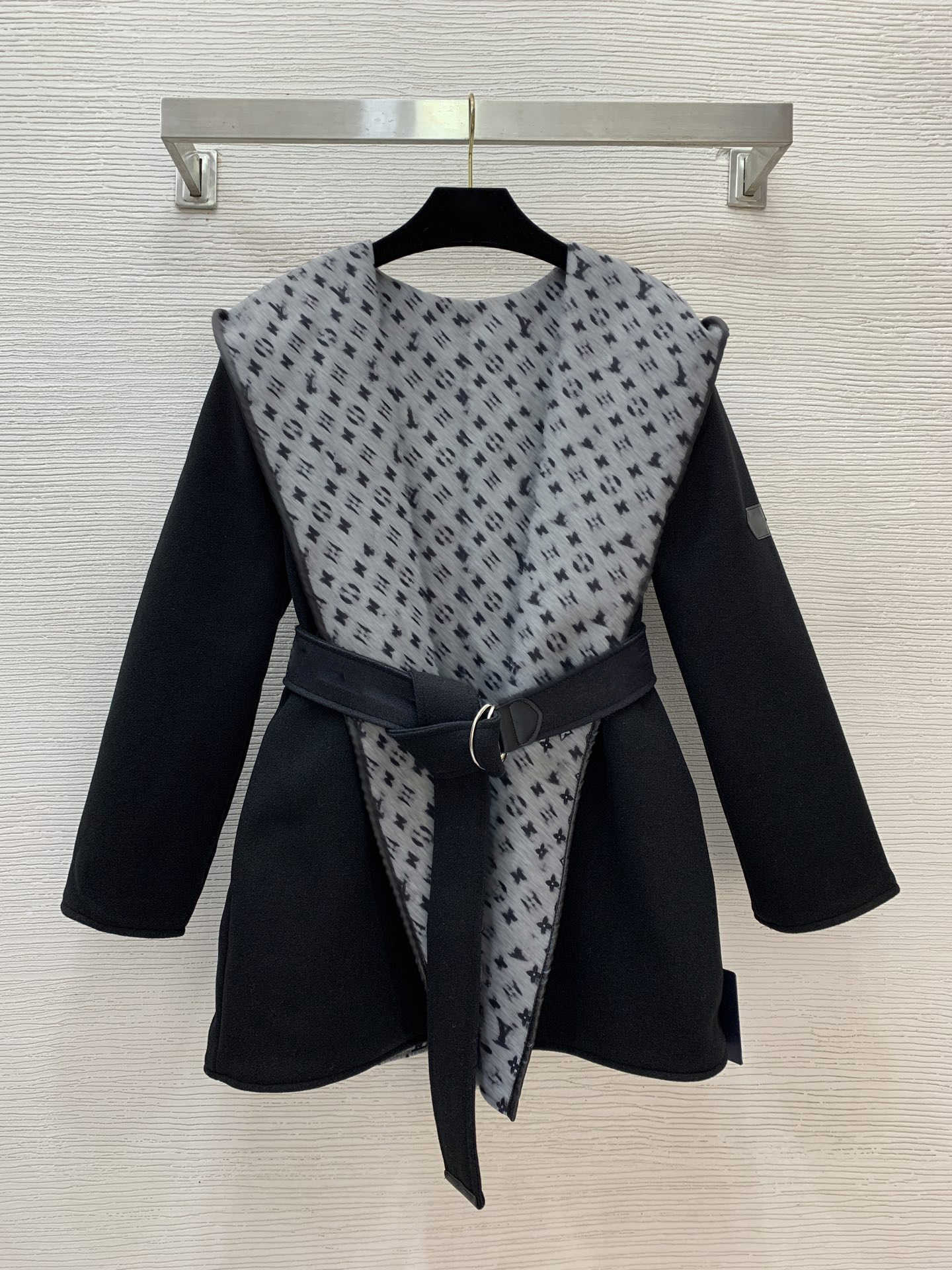 AAA Top Quality Designer Women Clothes Jackets Spring Autumn Thickened Fabric Full Logo Wide Lapel Hooded Jacket Luxury Classic Short Woolen Coat