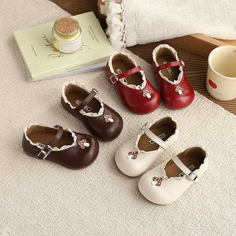 Baby Girls Strappy Cute Embroidered Leather Shoes 2026 New Spring Toddler Ballet Flats Soft Sole Simple Retro Kid Party Dress UpT260317