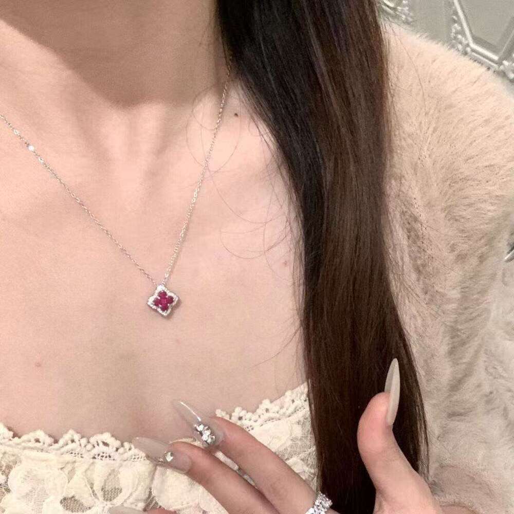 Trèfle à quatre feuilles pour femmes, collier chaîne de pull haut de gamme, doux et exquis