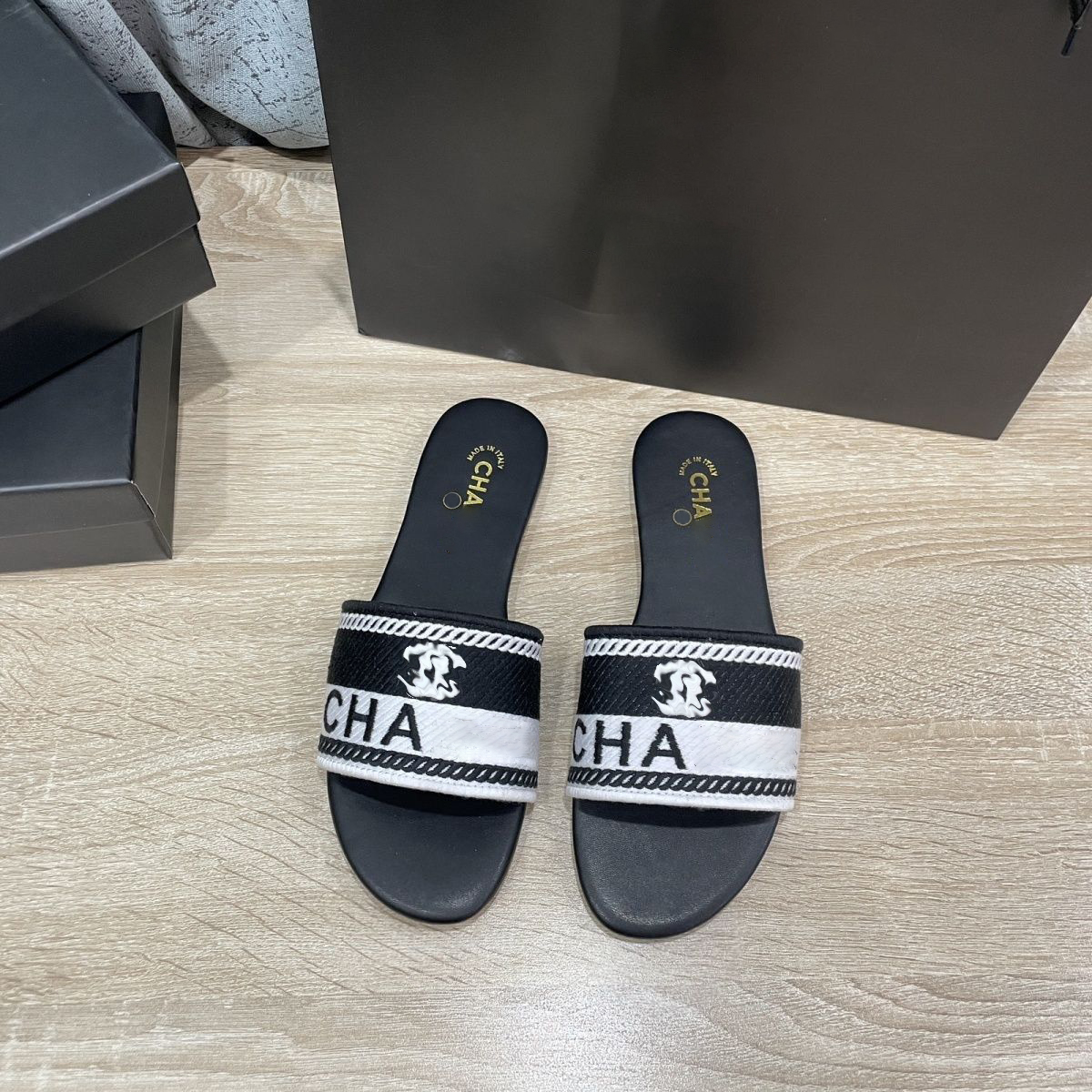2026 Paris Embroidered Dazzle Designer Slippers Womens Sandals Summer Beach Stripes Casual Flat Slippers Sliders women ladies flip flops Embroidery