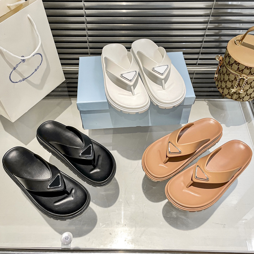 Designer Slippers Womens Lug Tread Rubber Thong Sandals Black White Lady P Flip Flops Slides Slipper Women Summer Outdoor Luxury Fashion Flat Slide