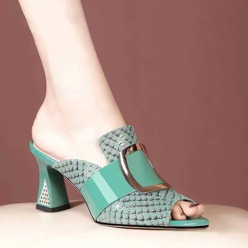 Sandales à bout ouvert femmes 2025 femme élégante chaussures à talons hauts mode d'été confort épais talons moyens pantoufles décoration en métal