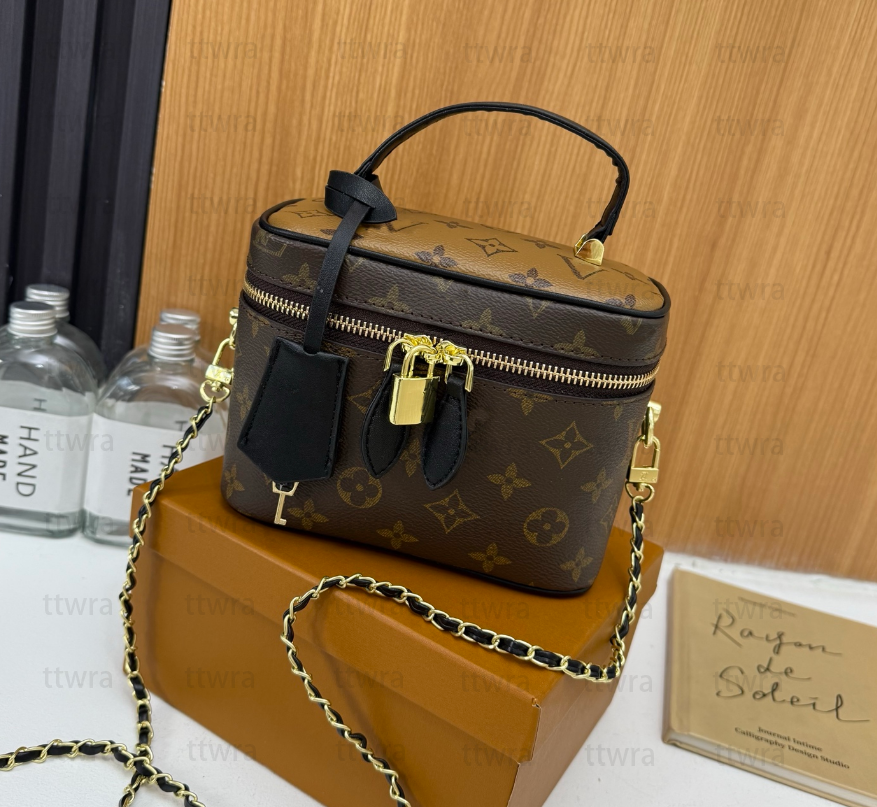 2026Sac de créateur en relief fleur sac de vanité marron pour femme mode classique joli sac de maquillage sac fourre-tout en peau de vache articl