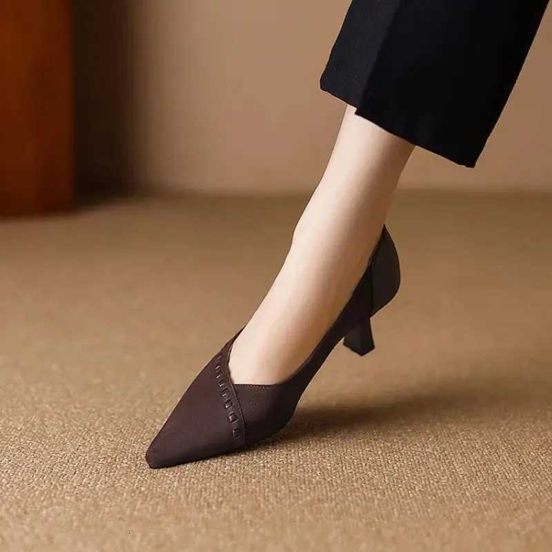 Escarpins élégants à bout pointu marron pour femmes avec détails de pompon - Chaussures de travail élégantes à talon moyen pour les événements fo