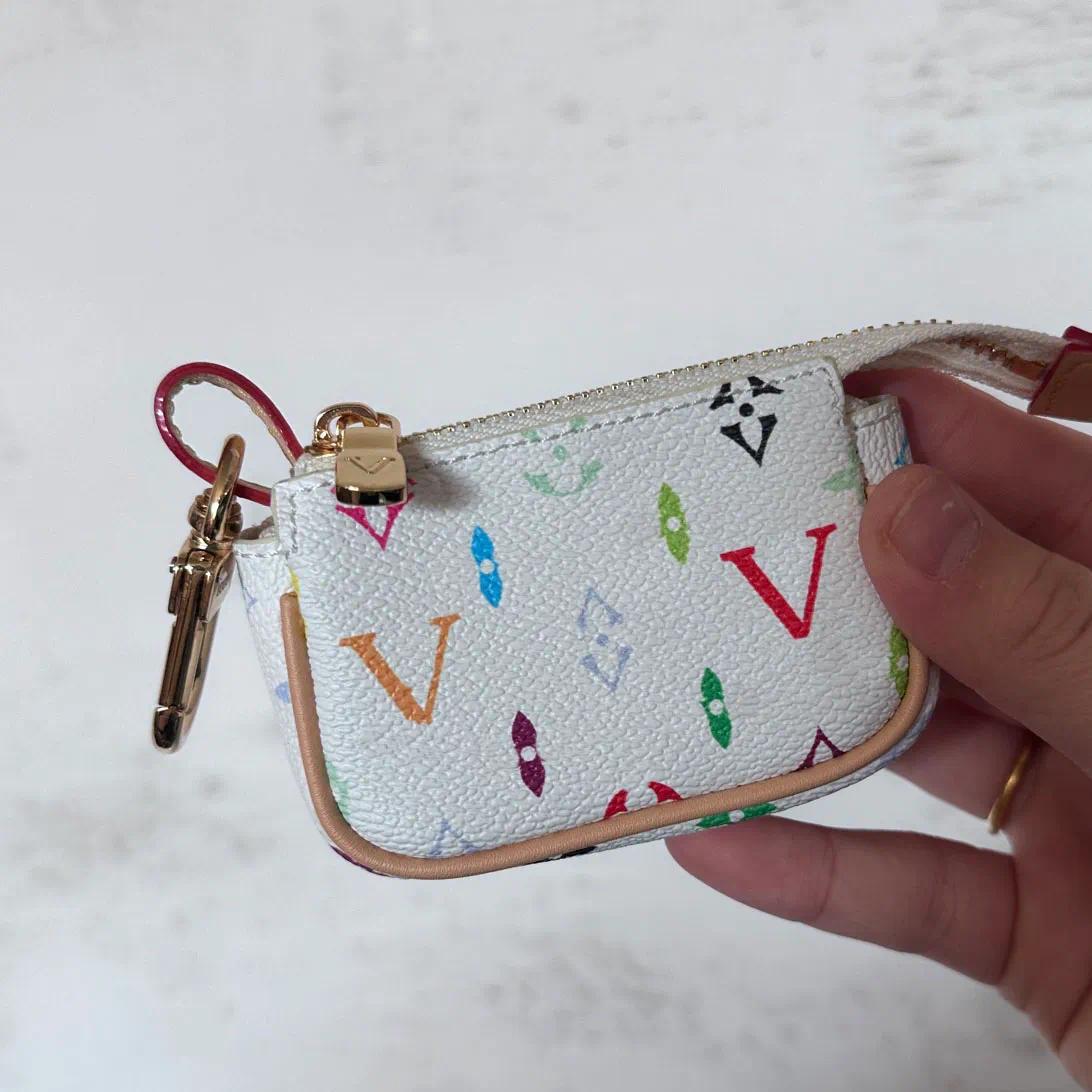 High Quality Earphone Mini Keychain Bag Charm PU Leather Luxury Designer Car Keyring Letter Unisex Lanyard Gold Metal Jewelry