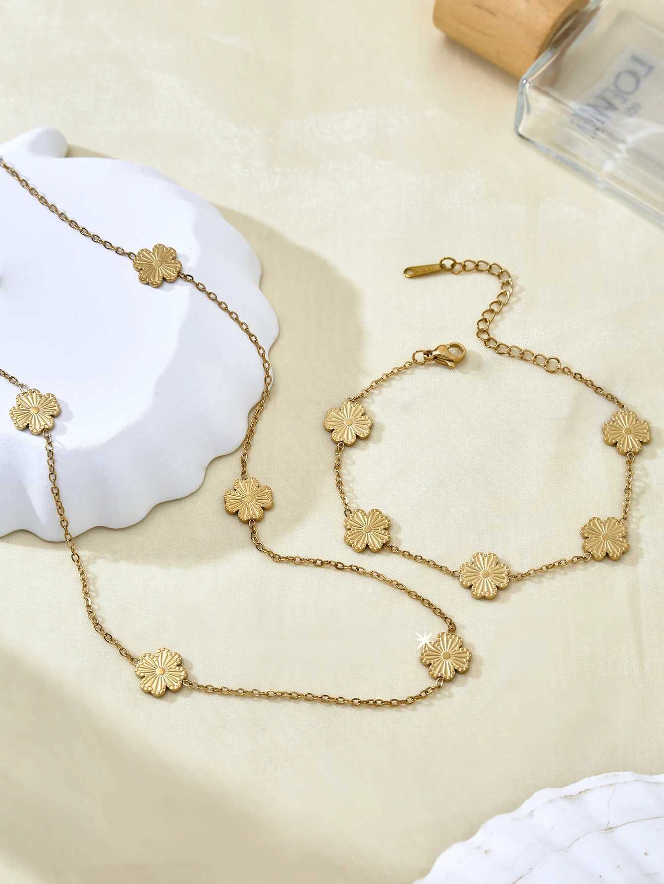 1Pcs Temperament Exquisite Senior Sense Charm Stainless Steel 18K Gold Plated Lucky Flower Necklace Female H260321-image-1098476604